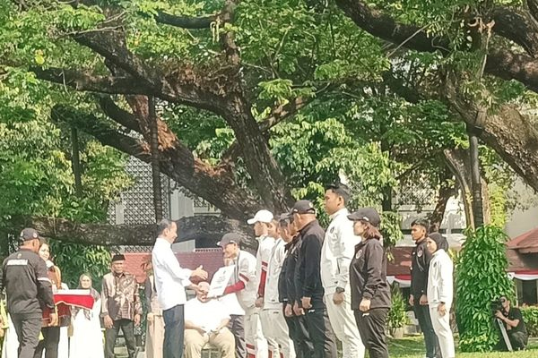 Jokowi Serahkan Bonus Rp 6 Miliar untuk Veddriq Leonardo